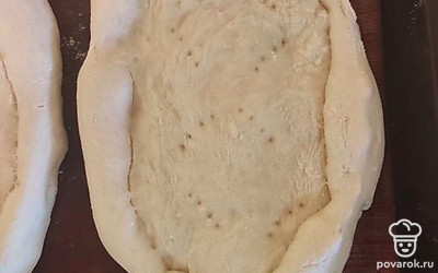 Сформируйте лодочки и уложите на противень. Проткните вилкой тесто, чтоб не сильно поднималась. 