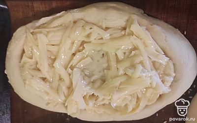 Выложите сыр (на тёртый на крупной тёрке) и поставьте в духовку на 15-20 минут при температуре 190 градусов. 