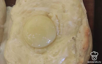 Когда сыр расплавиться и тесто подрумянится, вытащить и добавить яйцо. Потом снова поставить в духовку до готовности. Вкуснее, когда желток не сильно запечённый. 