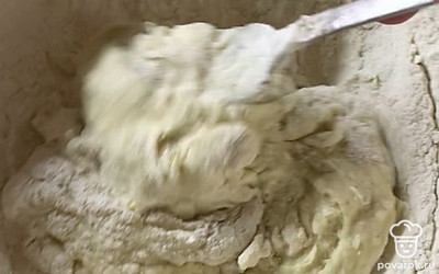 В муку разбиваем яйцо, чуть солим и хорошо замешиваем, добавляя воду комнатной температуры с газом. Если пальцы ещё липнут, добавляем муки.