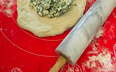 На крупной тёрке натираем весь сыр, перемешиваем. 