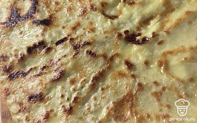 Колобок делим на две части и раскатываем круглые лепешки по 3-3 миллиметра толщиной. Щедро посыпаем тертым сыром, и добавляем сливочное масло. Соединяем края лепёшек так, чтоб начинка полностью закрылась. В глубокой сковородке растапливаем сливочное масло в растительном и поджариваем хачапури с двух сторон на среднем огне до золотистой корочки. Готово!