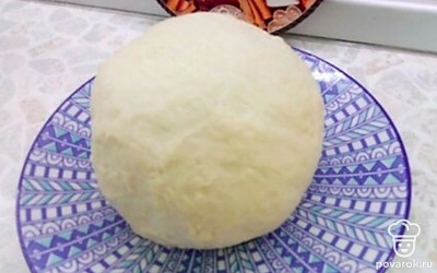 Подогреваем молоко и туда всыпаем все сухие ингредиенты и треть муки. Масса стоит на растойке примерно 20 минут. Желательно в тёплом месте. Затем туда высыпаем оставшуюся муку и 50 миллилитров подсолнечного масла.