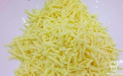 Трём на тёрке сыр.