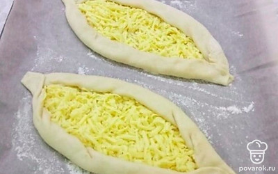 Затем раскатываем хачапури и кладём сыр.