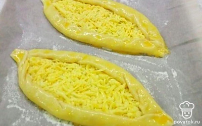 Бортики смызываем яичным желтком.