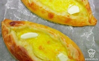 Хачапури ставим в духовку на 180 градусов, примерно 20-25 минут. 