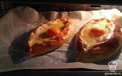 Затем вбиваем желток и ставим опять в духовку, примерно на 3 минуты. 