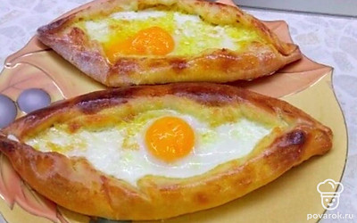 Наши хачапури по-аджарски готовы. Кушайте и угощайте родных и близких. 