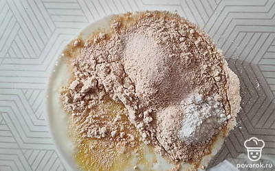 Яйцо разделить на две части, добавить кефир, муку, соль перец и разделить и хорошо перемешать. 