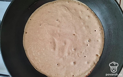 Разогреть антипригарную сковороду, вылить тесто и жарить с двух сторон до готовности. 