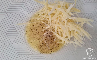 Для начинки смешать вторую часть яйца с натертым сыром, посолить и поперчить. Перемешать.