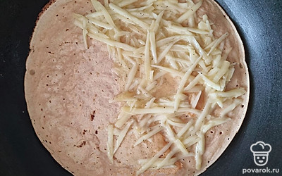 Выложить начинку на одну часть хачапури и свернуть хачапури пополам. Жарить несколько минут под закрытой крышкой, чтобы сыр подплавился.