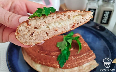 Подавать хачапури в горячем виде. Перед подачей можно украсить веточкой свежей зелени. 