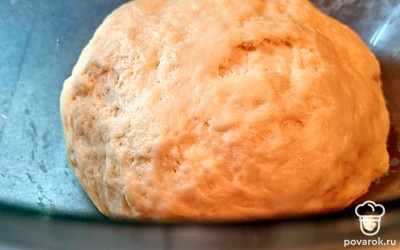 Смешайте в глубокой миске дрожжи, молоко, масло, сахар, соль и муку. Замесите крутое тесто и вымешивайте его 4-5 минут.