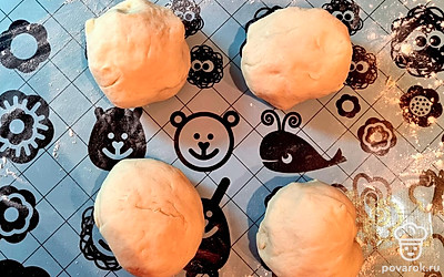 Разделите тесто на 4 части.