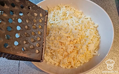 На крупной терке натрите сыр сулугуни.