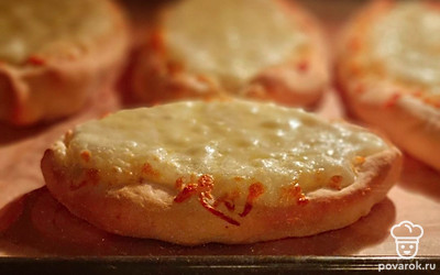 Выложите лодочки с сыром на противень в духовку на 25 минут при 180 градусах.