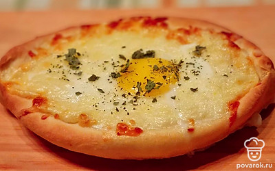 Подавайте хачапури горячими, посыпав зеленью.