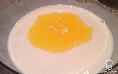 Смешайте кефир со сметаной, добавьте соль, сахар и соду. Тщательно перемешайте и влейте растопленное масло, мешайте до однородной массы. Всыпьте муку и замесите тесто.