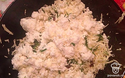 Сыр натрите на терке, добавьте творожный сыр, измельченный укроп и посолите.