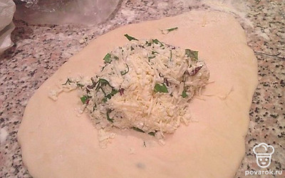 Тесто разделите на 4 части. Раскатайте, выложите начинку и соедините края.