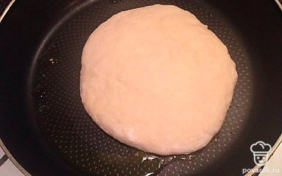 Обжаривайте хачапури с двух сторон на сковороде до румяной корочки.