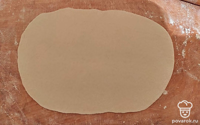 Раскатайте тесто в овальные лепёшки. Натрите 2 вида сыра на крупной тёрке. Перемешайте.