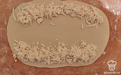 Выложите немного сыра с двух сторон.