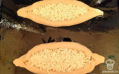 Расправьте хачапури и поместите посередине начинку. Выпекайте в духовке при температуре 220 градусов 15 минут (тесто должно чуть подрумяниться).