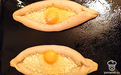 Аккуратно разбейте яйца, не повредив желток. Влейте в лодочки. Поставьте допекаться на 5 минут.