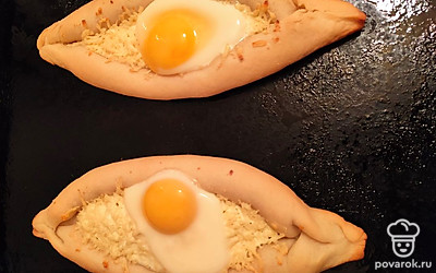 В готовом блюде желток должен быть жидким, белок может схватиться.