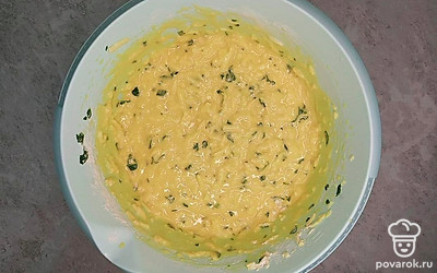 В глубокой миске соедините яйца, петрушку, кефир, сыр, соль и хорошо перемешайте. В отдельной емкости смешайте муку с разрыхлителем и добавляйте понемногу в жидкую смесь, каждый раз хорошо перемешивая.