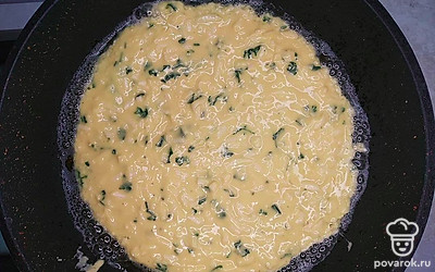 Разделите тесто пополам. Пожарьте каждую часть на сковороде под закрытой крышкой с двух сторон. Чтобы перевернуть лепешку, используйте две лопатки. Хачапури можно испечь в духовке. Застелите форму пергаментом, смажьте подсолнечным маслом, выложите часть теста и запекайте при температуре 180°С в течение 10 минут.