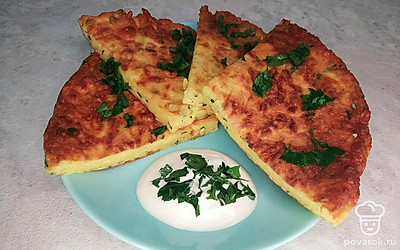 Хачапури можете подавать теплыми или остывшими. По традиции к этому блюду не нужны соусы, его кушают, отламывая кусочки руками, и запивают чаем или лимонадом.