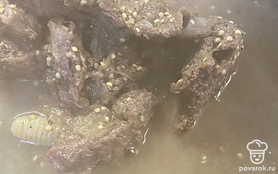 В мультиварку наливаем 2 литра воды. Туда кладем луковицу, лавровый лист, перец горошком, две столовые ложки горчицы. Говядину для холодца отвариваем 4 часа в мультиварке.