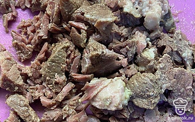 По готовности остужаем бульон и говядину раздельно. Говядину разрезаем на мелкие квадраты.