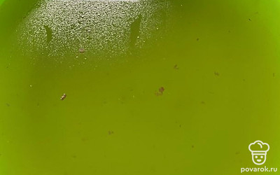 Бульон процеживаем до прозрачности.