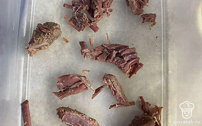 На дно стеклянной формы выкладываем говядину.