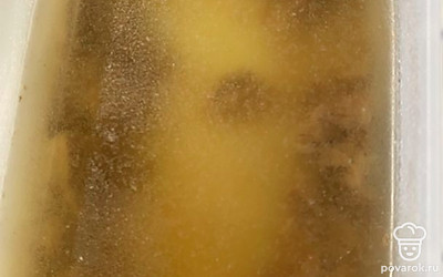 Сверху заливаем бульоном. В этот холодец не добавляются ни яйца, ни овощи. В конечном итоге получаем прозрачный холодец и отборное мясо.