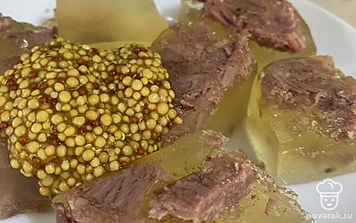 Убираем в холодильник, накрыв форму крышкой на ночь. Готовый холодец режем на квадраты.