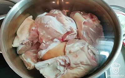 Разрезать мясо на средние куски. Залить водой. И поставить варить. Снять пенку и варить на малом огне 3 часа.