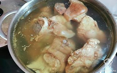 Через 3 часа посолить по вкусу. Можно немного недосолить из расчета, что вода еще немного выкипит.