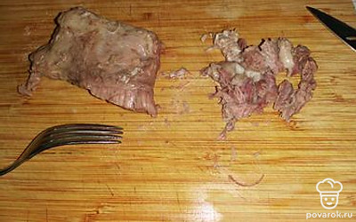 Начинаем мелко резать мясо, не дожидаясь пока остынет. Выбираем мелкие косточки, если попадаются.