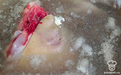 Налить воду в кастрюлю, положить рульку и куриные лапки. Поставить на медленный огонь, варить под закрытой крышкой 6 часов.