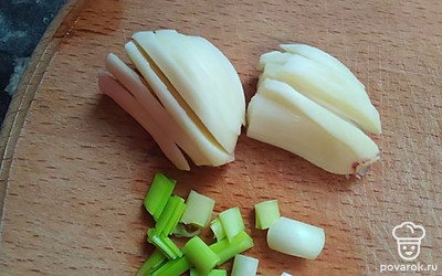 Чеснок почистить, нарезать тонкими дольками.