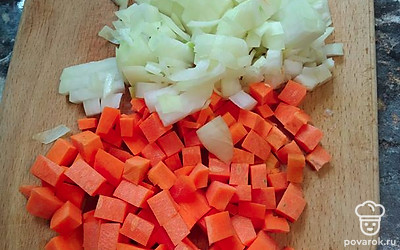 Лук и морковь помыть, почистить и мелко нарезать кубиками.