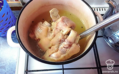 Свиную рульку или свиные ножки хорошо промыть водой. Залить, поставить на средний огонь, посолить и добавить перец горошком. При закипании образуется пена, которую необходимо снимать. 