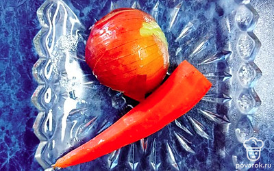 Через 1,5 часа варки добавить лавровый лист, очищенную морковь и луковицу целиком. Лук можно добавить прямо в шелухе, так цвет у бульона становится более ярким и насыщенным. Варить ещё 2,5 часа. 