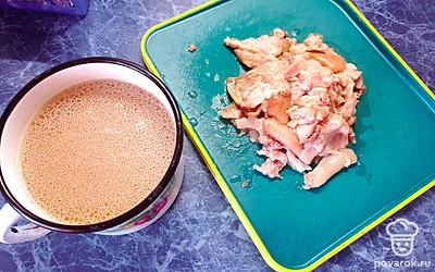 Вынуть мясо и кости из бульона, дать им остыть. Бульон процедить через сито, остудить до комнатной температуры. 